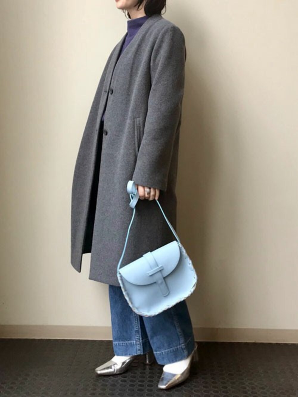 「デニム、アウター、チェスターコート、ショルダーバッグ、シルバー、冬コーデ、ノーカラーコート、ポシェット、ライトブルー、SOKO」｜「NANO universeの【WEB限定】 Ｖネックノーカラーチェスターコート（チェスターコート、グレー系）」を使った、nano・universe lady's webeditorさん（レディース・158cm）の冬コーディネートの1枚目の写真