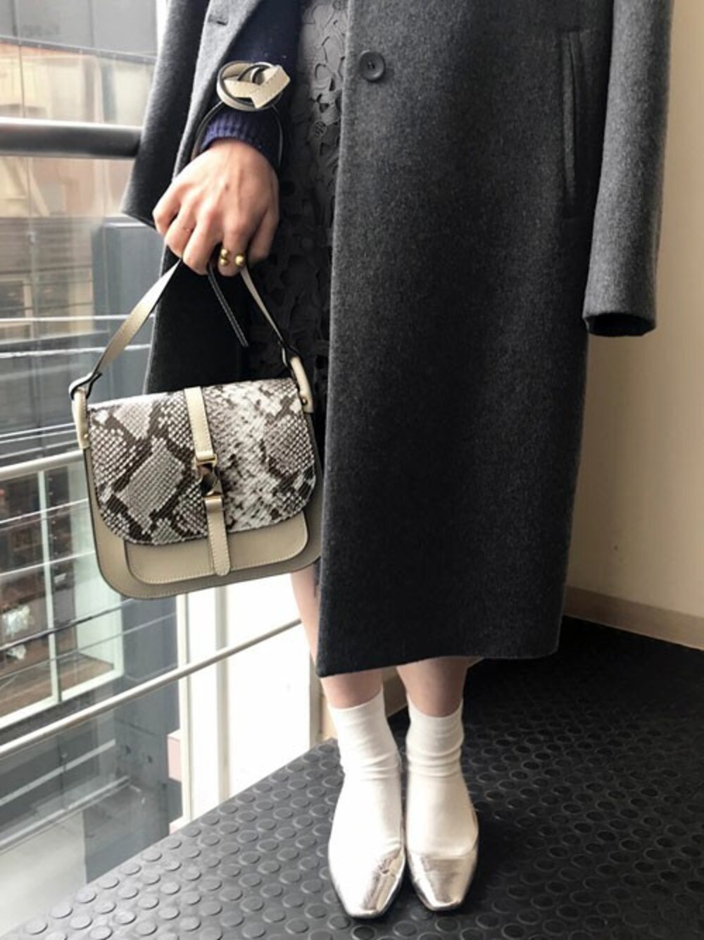 「チェスターコート、ノーカラーコート、ショルダー、白ソックス、パイソン柄、指輪、シルバーシューズ、MARCO BIANCHINI、SOKO」｜「MARCO BIANCHINIのMARCO BIANCHINI/型押しパイソンショルダー（ショルダーバッグ、ホワイト系）」を使った、nano・universe lady's webeditorさん（レディース・158cm）の冬コーディネートの1枚目の写真