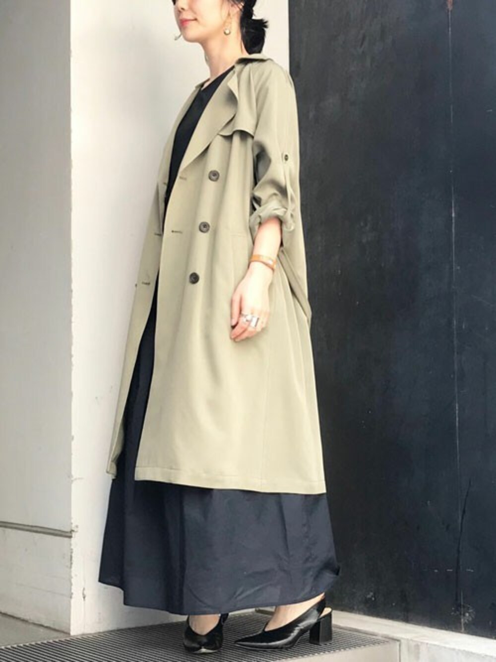 「ワンピース、トレンチコート、大人カジュアル、カーキ、アースカラー、通勤コーデ、マキシ丈ワンピース、オフィスカジュアル、とろみ素材、テロンチ」｜「NANO universeの【WEB限定】テロトレンチ（トレンチコート、グリーン系）」を使った、nano・universe lady's webeditorさん（レディース・158cm）の春コーディネートの1枚目の写真