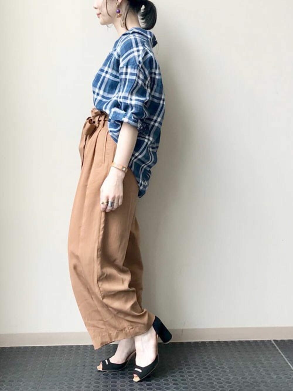 その他のシャツ/ブラウス、イエロー系のその他パンツ、ブラック系のサンダルを着用したレディースの春コーディネートの1枚目の写真