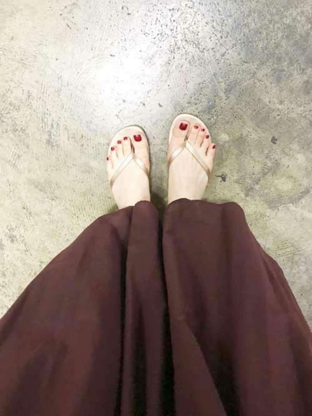 ゴールド系のサンダル、ブラウン系のワンピースを着用したレディースの夏コーディネートの1枚目の写真