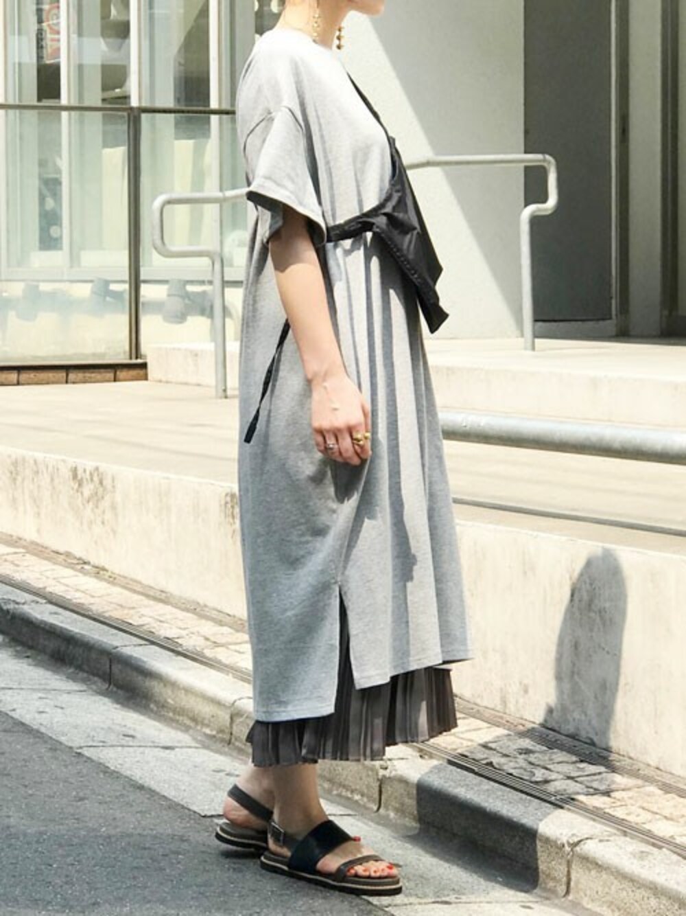 グレー系のワンピース、グレー系のサンダルを着用したレディースの夏コーディネートの1枚目の写真