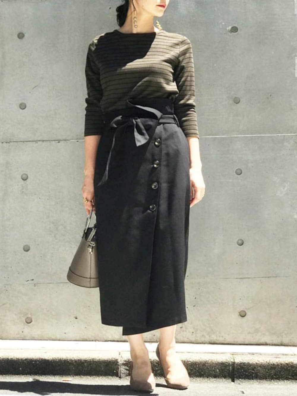 グリーン系のTシャツ/カットソー、ブラック系のスカート、グレー系のショルダーバッグを着用したレディースの夏コーディネートの1枚目の写真