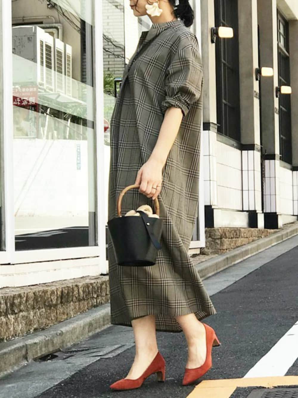 「ワンピース、クラシカル、シンプル、秋のコーデ、シャツワンピ、大振りアクセサリー、チェックワンピース、女子会、ママコーデ、バケツバッグ」｜「NANO universeの【WEB限定】チェックシャツワンピース（シャツワンピース、その他）」を使った、nano・universe lady's webeditorさん（レディース・158cm）の夏コーディネートの1枚目の写真