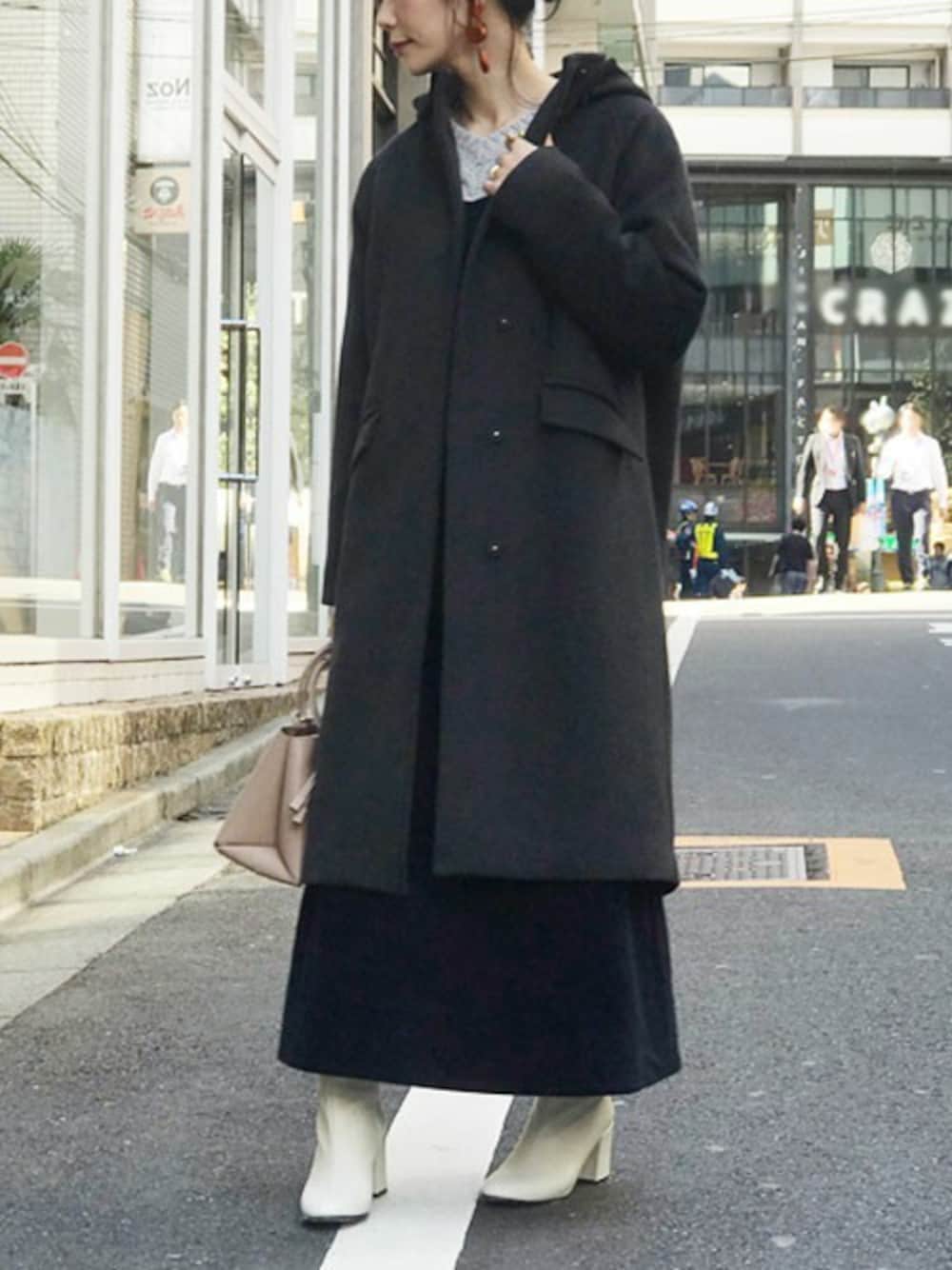 グレー系のその他アウター、ブルー系のジャンパースカート、グレー系のショルダーバッグを着用したレディースの秋コーディネートの1枚目の写真