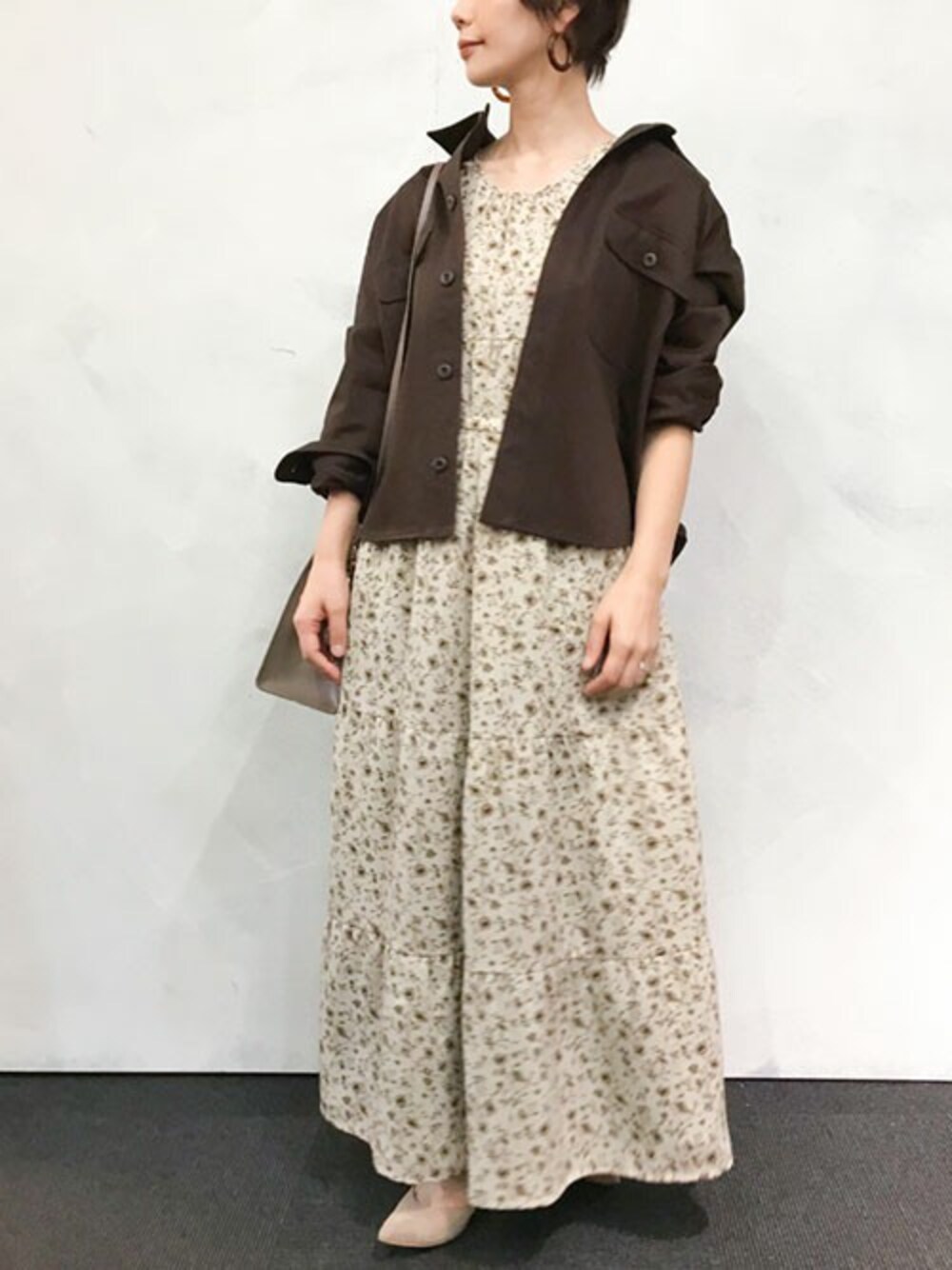 「ジャケット、ワンピース、ミリタリー、ショルダーバッグ、秋のコーデ、ミリタリージャケット、フラワープリント、ロングワンピース、小花柄、マキシ丈ワンピース」｜「NANO universeの【WEB限定】ミリタリーシャツブルゾン（シャツ/ブラウス、ブラウン系）」を使った、nano・universe lady's webeditorさん（レディース・158cm）の夏コーディネートの1枚目の写真