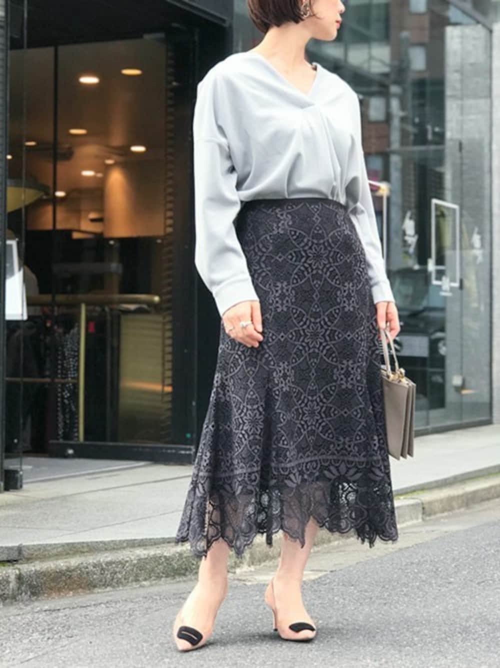 「ブラウス、パンプス、スカート、ショルダーバッグ、Vネック、レース、キレイめ、レーススカート、くすみカラー」｜「HALINのHALIN/Trio mini（ショルダーバッグ、グレー系）」を使った、nano・universe lady's webeditorさん（レディース・158cm）の冬コーディネートの1枚目の写真