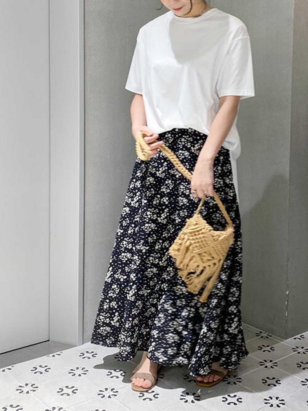 「カットソー、スカート、ショルダーバッグ、花柄、Tシャツ、サンダル、スカートスタイル、夏コーデ、低身長、白Tシャツ」｜「NANO universeのラウンドTシャツ（Tシャツ/カットソー、ホワイト系）」を使った、nano・universe lady's webeditorさん（レディース・158cm）の夏コーディネートの1枚目の写真