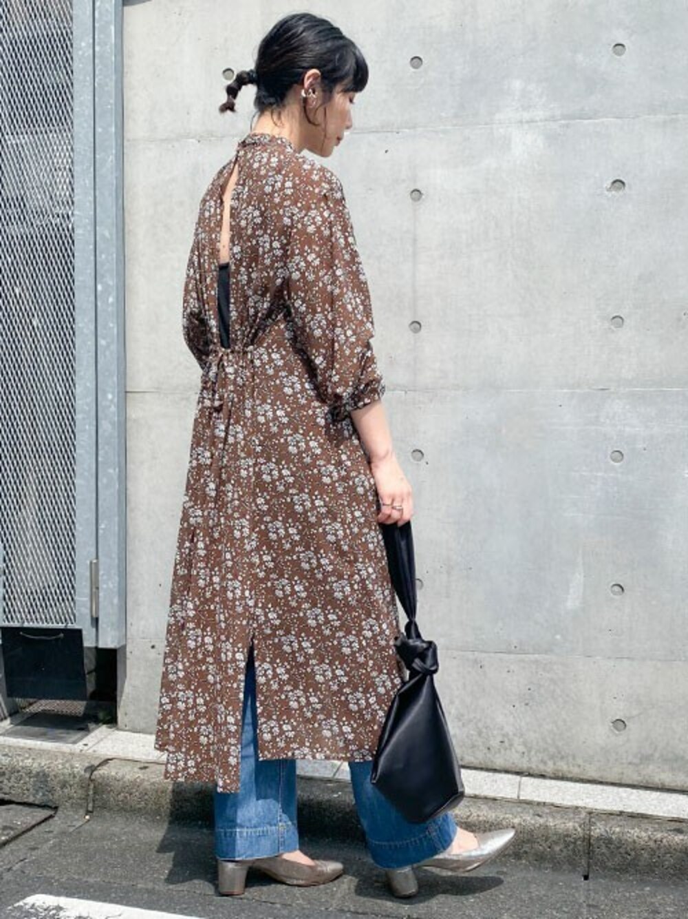 「デニム、ワンピース、パンプス、花柄、レイヤードスタイル、デニムパンツ、花柄ワンピース、夏コーデ、低身長、マキシ丈ワンピース」｜「NANO universeのバックデザインフラワーワンピース（ワンピース、ブラウン系）」を使った、nano・universe lady's webeditorさん（レディース・158cm）の夏コーディネートの1枚目の写真