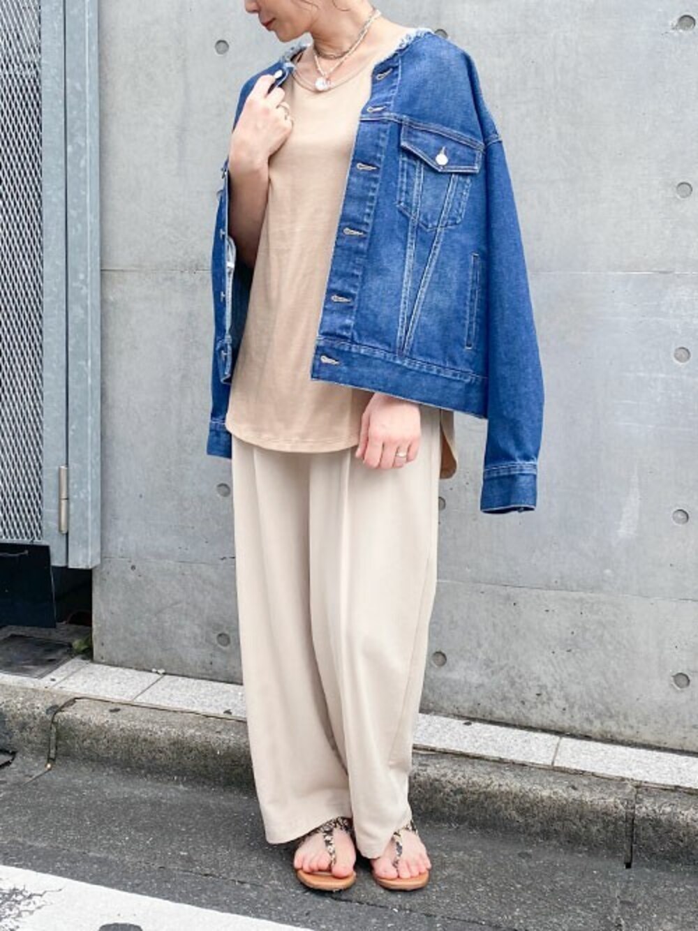「カットソー、パンツ、デニムジャケット、大人カジュアル、サンダル、タンクトップ、パンツスタイル、夏コーデ、低身長、ノースリーブ」｜「NANO universeのノーカラーデニムジャケット（デニムジャケット、ブルー系）」を使った、nano・universe lady's webeditorさん（レディース・158cm）の夏コーディネートの1枚目の写真