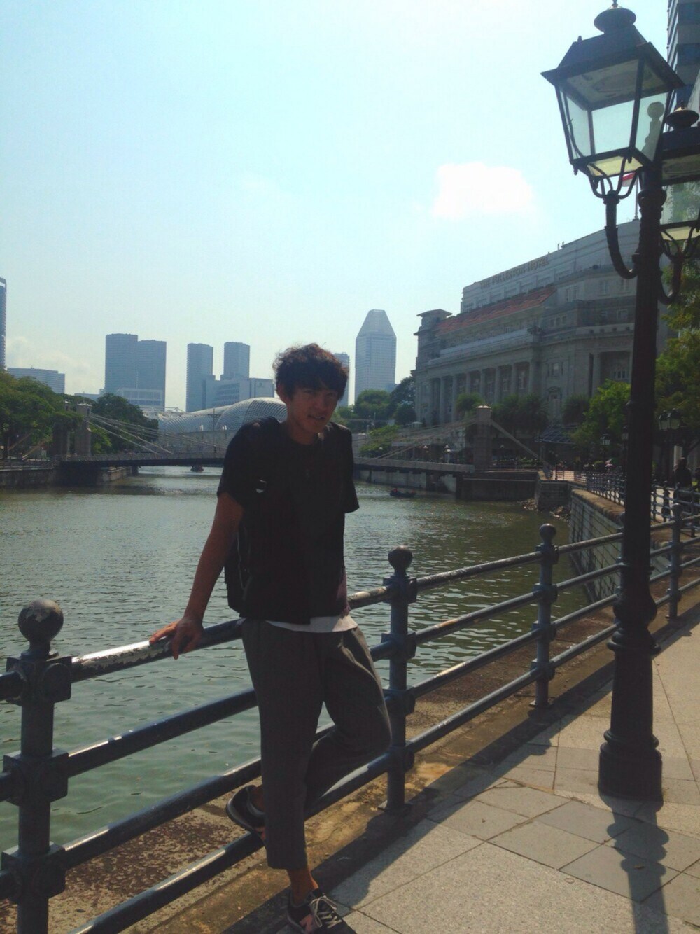 グレー系のタンクトップ、ブラック系のスニーカー、ブラック系のバックパック/リュックを着用したメンズの夏コーディネートの1枚目の写真