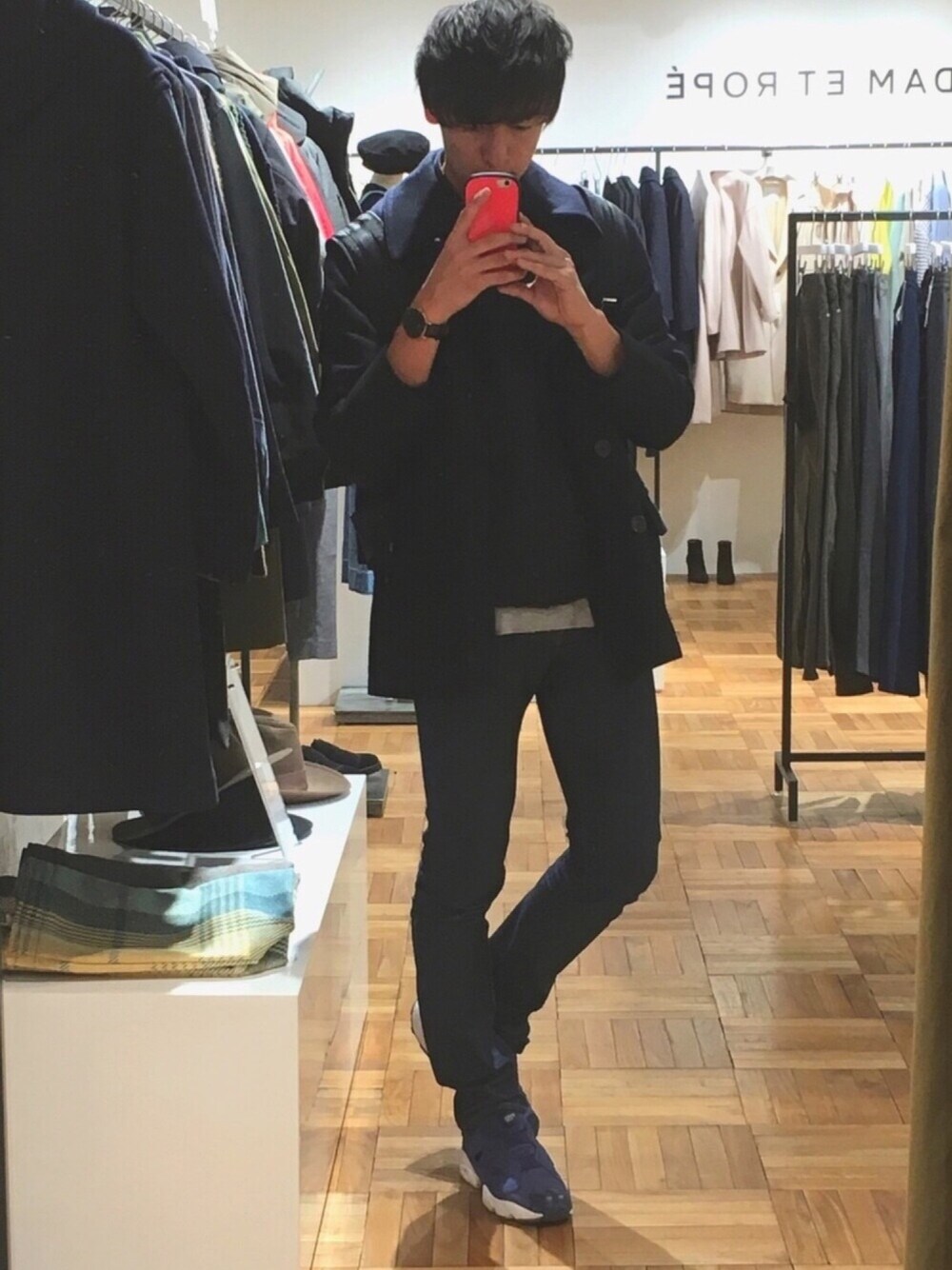 ブルー系のスニーカー、ブルー系のブルゾン、ブルー系のピーコートを着用したメンズの冬コーディネートの1枚目の写真