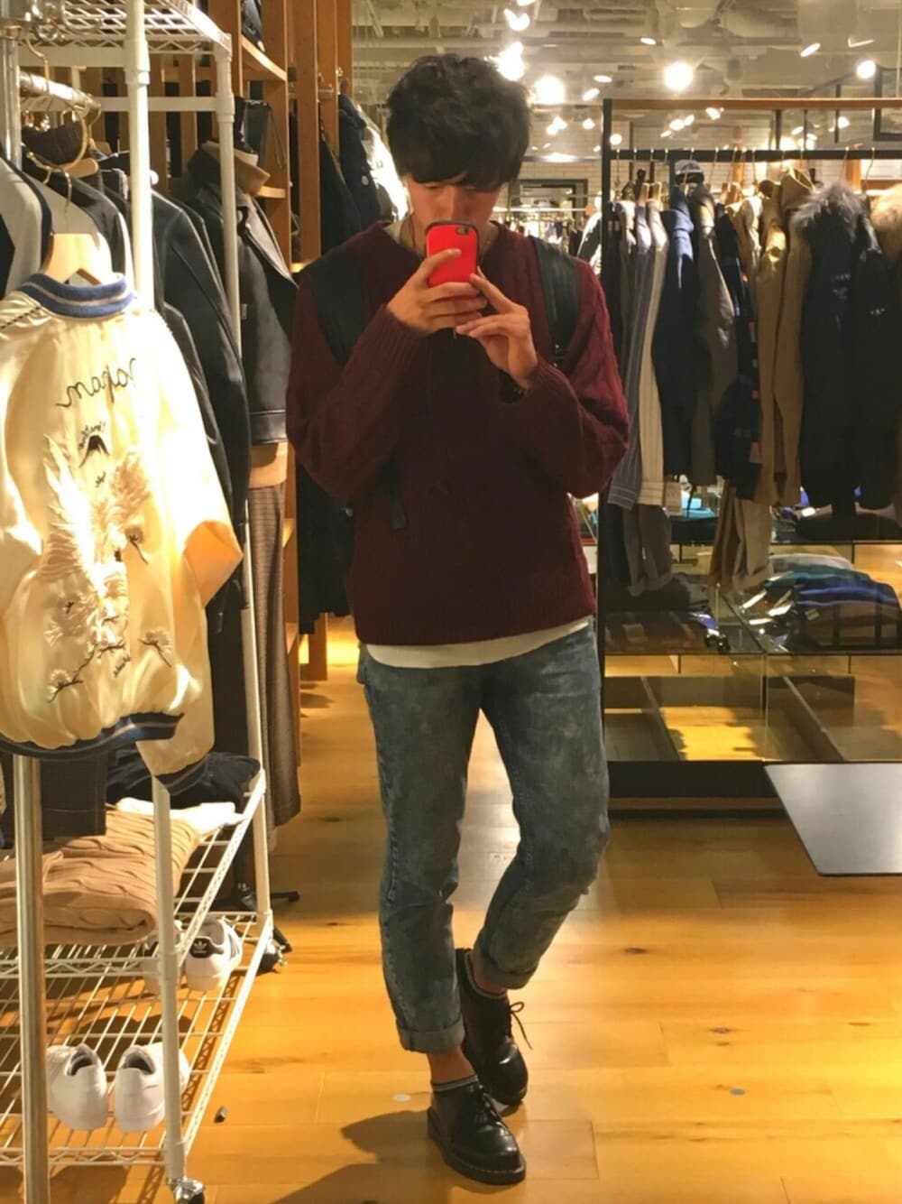 ブラック系のバックパック/リュック、ホワイト系のタンクトップ、ブラック系のその他シューズを着用したメンズの秋コーディネートの1枚目の写真