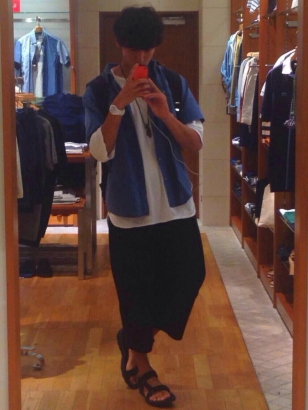 ブラック系のサンダル、ブラック系のバックパック/リュック、ブルー系のシャツ/ブラウスを着用したメンズの夏コーディネートの1枚目の写真