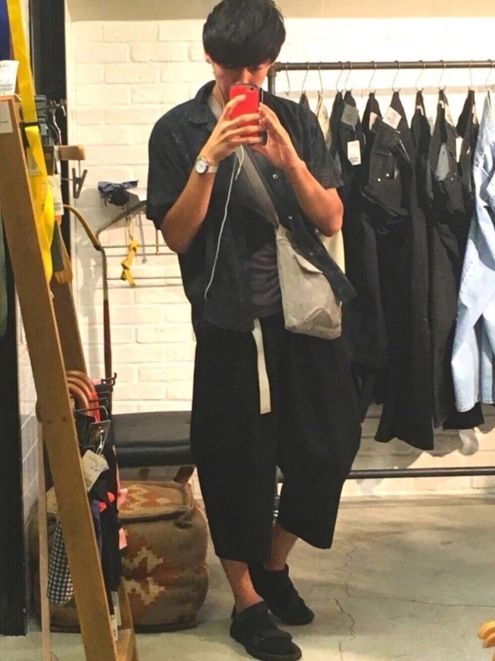 ブラック系のシャツ/ブラウス、グレー系のボディバッグ/ウエストポーチ、ブラック系のその他パンツを着用したメンズの夏コーディネートの1枚目の写真