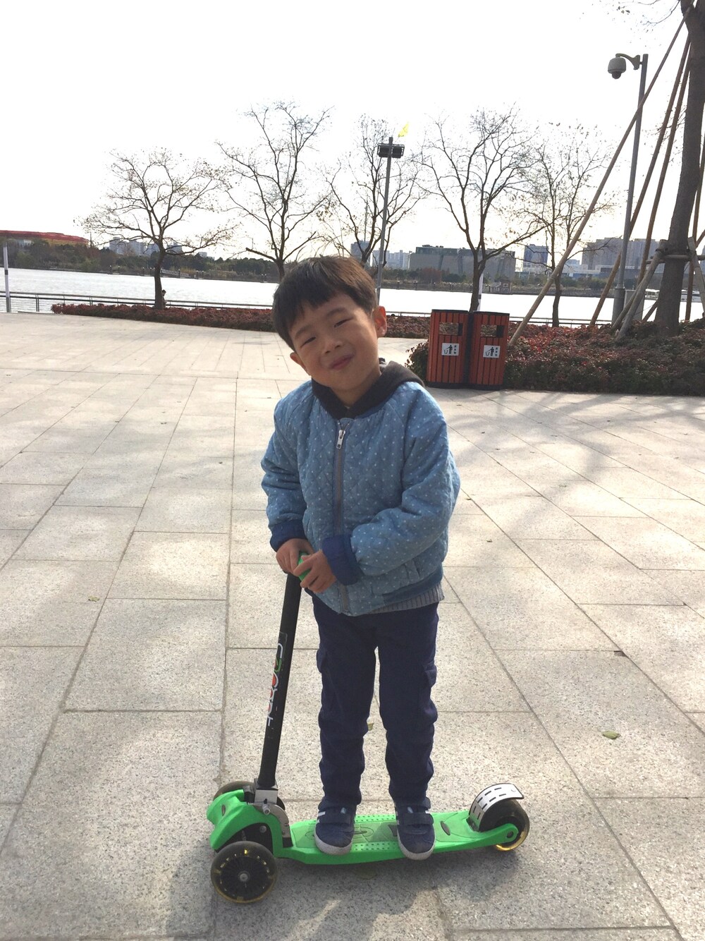 「GAPのアイテム（スタジャン、ブルー系）」を使った、jiejie320さん（キッズ・110cm）の春コーディネートの1枚目の写真