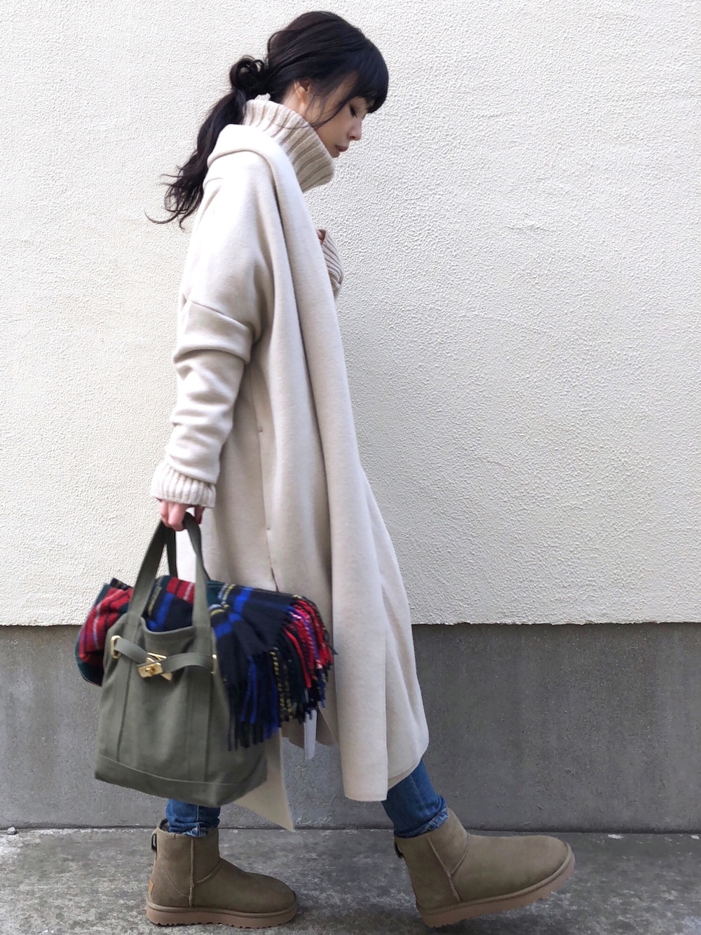 「冬、クリスマスコーデ、大人カジュアル、ガウン、スキニーデニム、ゆるニット、タートルネックニット、UGG、ホワイト、ゆるコーデ」｜「Deuxieme Classeのスムースニットガウンコート（その他アウター、ベージュ系）」を使った、ari☆さん（レディース・155cm）の冬コーディネートの1枚目の写真
