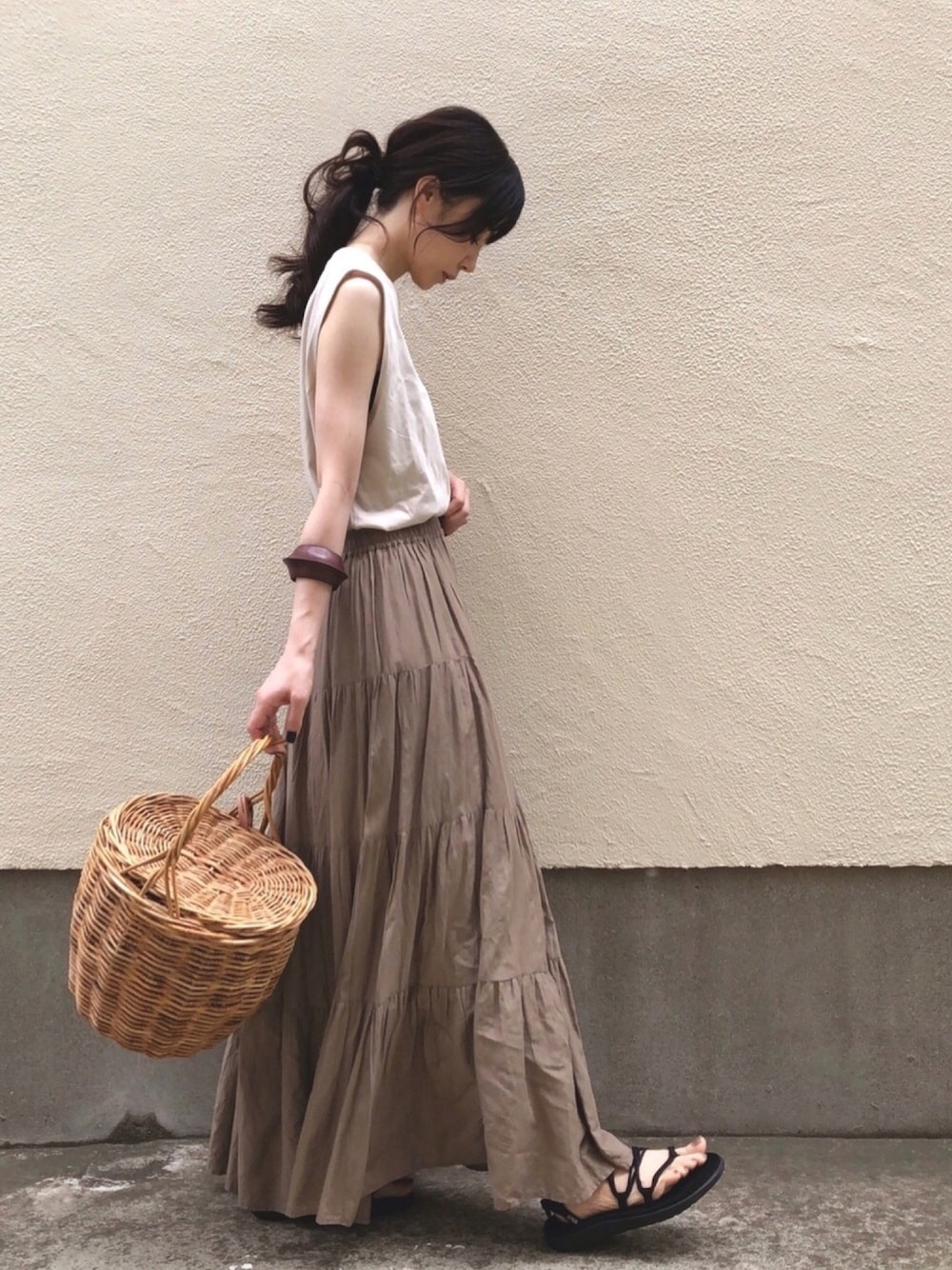 「夏、UNIQLO、ユニクロ、タンクトップ、ノースリーブ、ティアードスカート、オトナカジュアル、プチプラ、teva、かごバッグ」｜「UNIQLOのマーセライズコットンT（ノースリーブ）（Tシャツ/カットソー、ベージュ系）」を使った、ari☆さん（レディース・155cm）の夏コーディネートの1枚目の写真