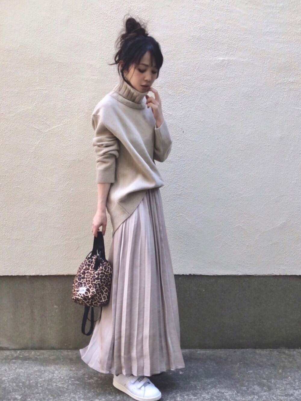 「大人カジュアル、秋冬コーデ、ゆるニット、ニット、サテン、プリーツスカート、ベージュコーデ、おだんごヘアー、ニットコーデ、タートルネックニット」｜「Deuxieme ClasseのJADE タートルネック プルオーバー（ニット/セーター、ベージュ系）」を使った、ari☆さん（レディース・155cm）の秋コーディネートの1枚目の写真