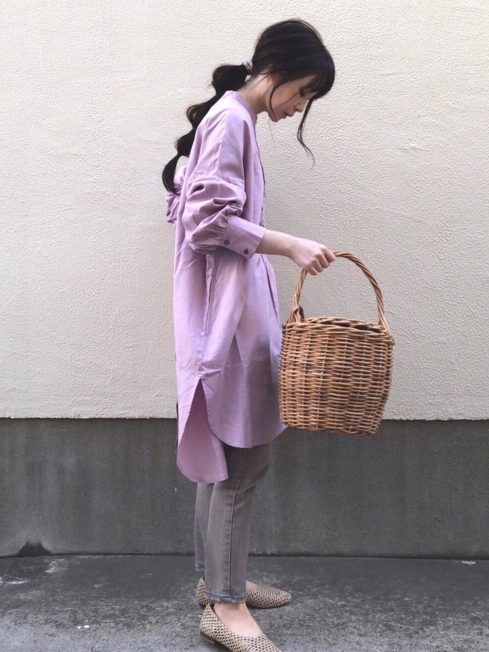 「春コーデ、春カラー、パンツスタイル、デニム、ブラウス、大人カジュアル、淡色コーデ、パープル」｜「AZUL ENCANTOのウェーブピンタックシャツ（シャツ/ブラウス、パープル系）」を使った、ari☆さん（レディース・155cm）の冬コーディネートの1枚目の写真