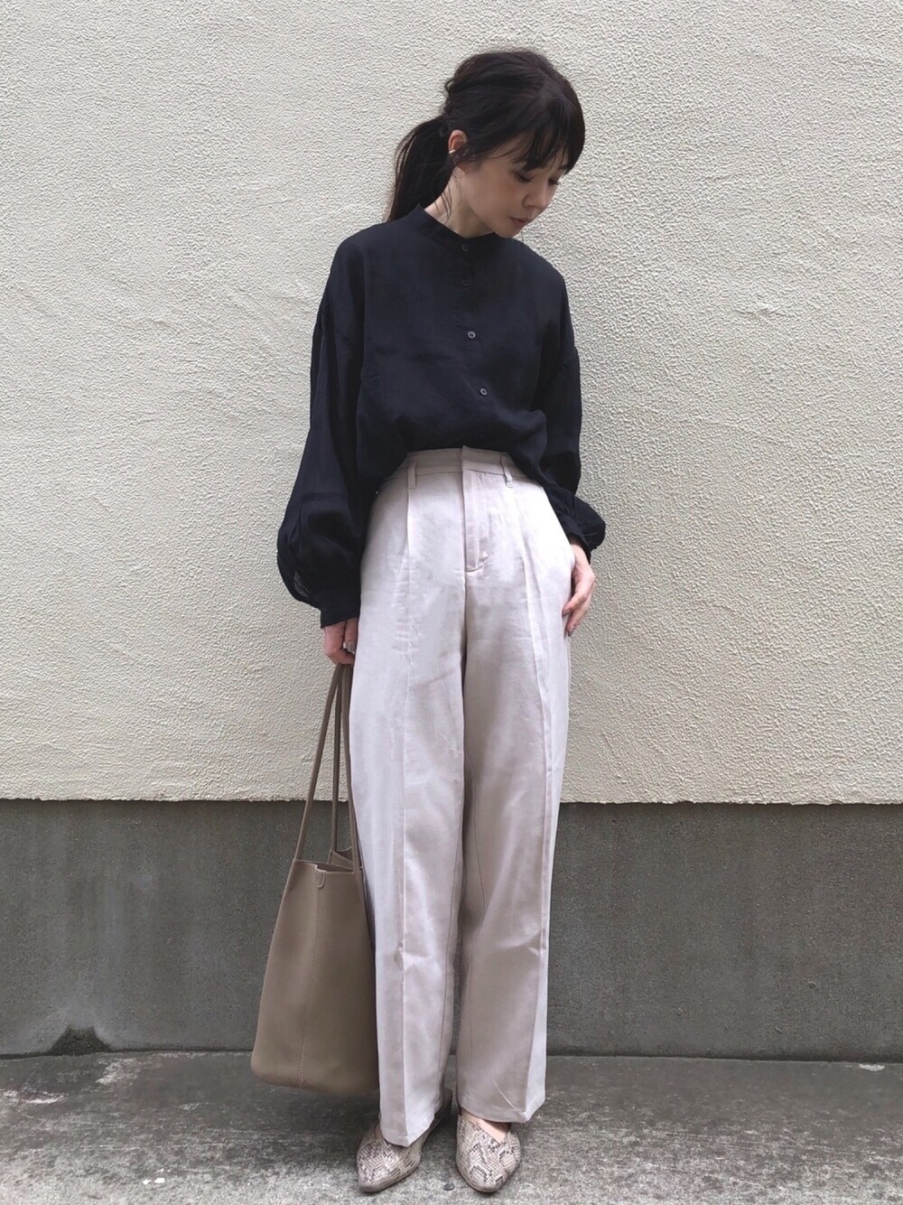 「春夏コーデ、シンプル、パンツコーデ、トラウザーパンツ、シャツスタイル、シャツ、バンドカラーシャツ、リネンパンツ、オトナ女子、モノトーン」｜「AZUL ENCANTOのシアーバンドカラーシャツ（シャツ/ブラウス、ブラック系）」を使った、ari☆さん（レディース・155cm）の春コーディネートの1枚目の写真
