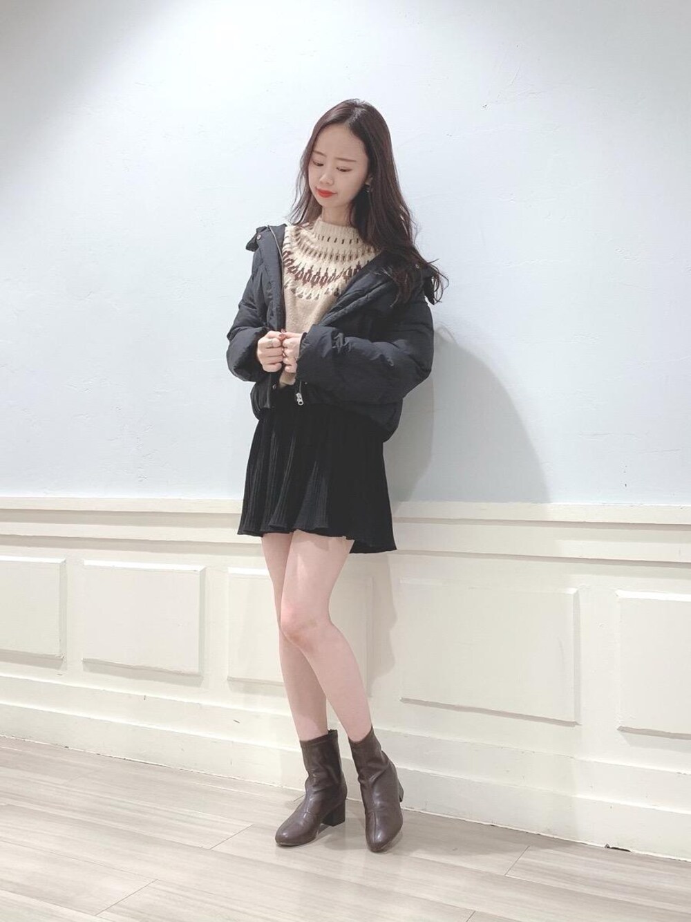 「ニット、アウター、ショートパンツ、プリーツ、デートコーデ、MAJESTIC LEGON、ノルディック、マジェスティックレゴン、アウターコーデ」｜「MAJESTIC LEGONのストレッチブーツ（ブーツ、ブラウン系）」を使った、マジェスティックレゴンアミュプラザ鹿児島店スタッフさん（レディース・165cm）の秋コーディネートの1枚目の写真