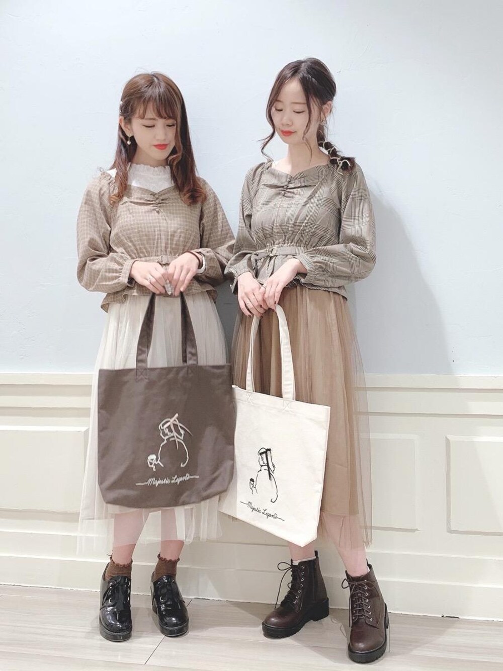 「チェック、ワンピース、チュール、デートコーデ、MAJESTIC LEGON、双子コーデ、マジェスティックレゴン、ツインズ、お揃いコーデ、シミラールック」｜「MAJESTIC LEGONのLadyモチーフトート（トートバッグ、その他）」を使った、マジェスティックレゴンアミュプラザ鹿児島店スタッフさん（レディース・165cm）の秋コーディネートの1枚目の写真