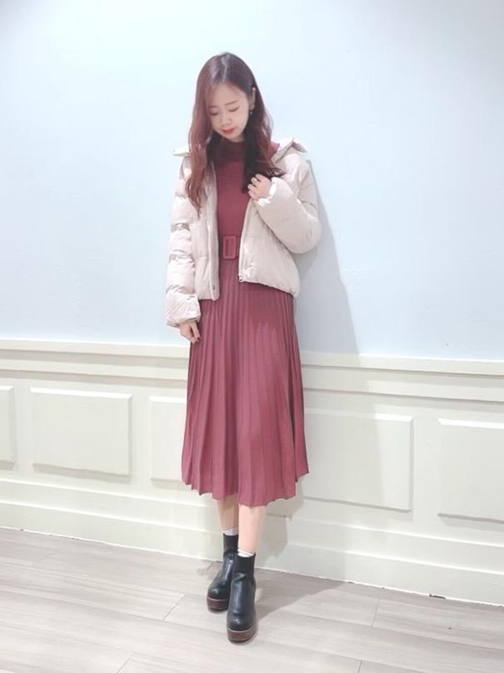 「ワンピース、ニットワンピ、ダウン、ボルドー、ニットワンピース、羽織、プリーツ、MAJESTIC LEGON、マジェスティックレゴン」｜「MAJESTIC LEGONのWarmエコダウン（ダウンジャケット/コート、ベージュ系）」を使った、マジェスティックレゴンアミュプラザ鹿児島店スタッフさん（レディース・165cm）の冬コーディネートの1枚目の写真