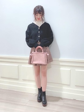 「黒×ピンク」｜「アイテム（ブーツ）」を使った、マジェスティックレゴンアミュプラザ鹿児島店スタッフさん（レディース・162cm）の冬コーディネート