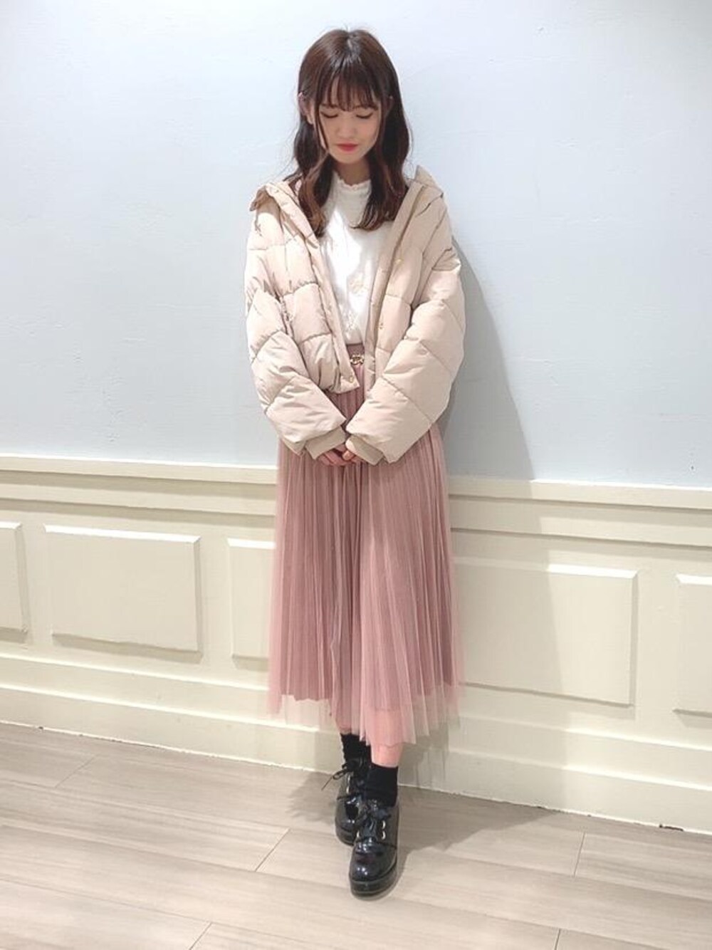 「ダウン、チュールスカート、ベロア、プリーツスカート、MAJESTIC LEGON、刺繍ブラウス、マジェスティックレゴン、アウターコーデ」｜「MAJESTIC LEGONのボリュームヒールシューズ（ドレスシューズ、ブラック系）」を使った、マジェスティックレゴンアミュプラザ鹿児島店スタッフさん（レディース・162cm）の冬コーディネートの1枚目の写真