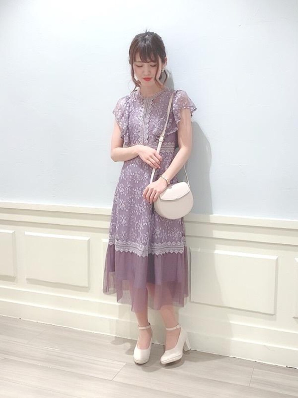 「レース、結婚式、キレイめ、ドレス、MAJESTIC LEGON、お呼ばれ、マジェスティックレゴン」｜「MAJESTIC LEGONのパールレトロショルダー（ショルダーバッグ、ベージュ系）」を使った、マジェスティックレゴンアミュプラザ鹿児島店スタッフさん（レディース・162cm）の冬コーディネートの1枚目の写真