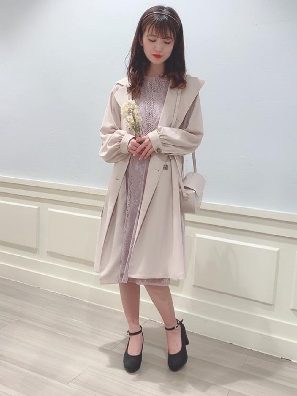 「トレンチコート、ピンク、レース、結婚式、キレイめ、ドレス、MAJESTIC LEGON、マジェスティックレゴン」｜「MAJESTIC LEGONのナミナミカチューシャセット（カチューシャ、ブラウン系）」を使った、マジェスティックレゴンアミュプラザ鹿児島店スタッフさん（レディース・162cm）の冬コーディネートの1枚目の写真
