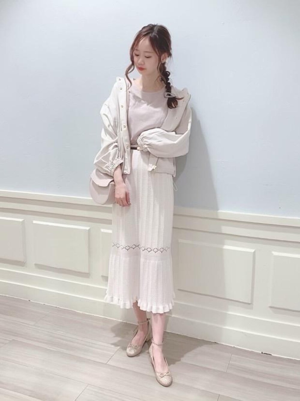 「パンプス、Tシャツ、ニットスカート、春アウター、MAJESTIC LEGON、バックプリント、マジェスティックレゴン、バックロゴ」｜「MAJESTIC LEGONのcherryくしゃっとトート（トートバッグ、ホワイト系）」を使った、マジェスティックレゴンアミュプラザ鹿児島店スタッフさん（レディース・165cm）の春コーディネートの1枚目の写真
