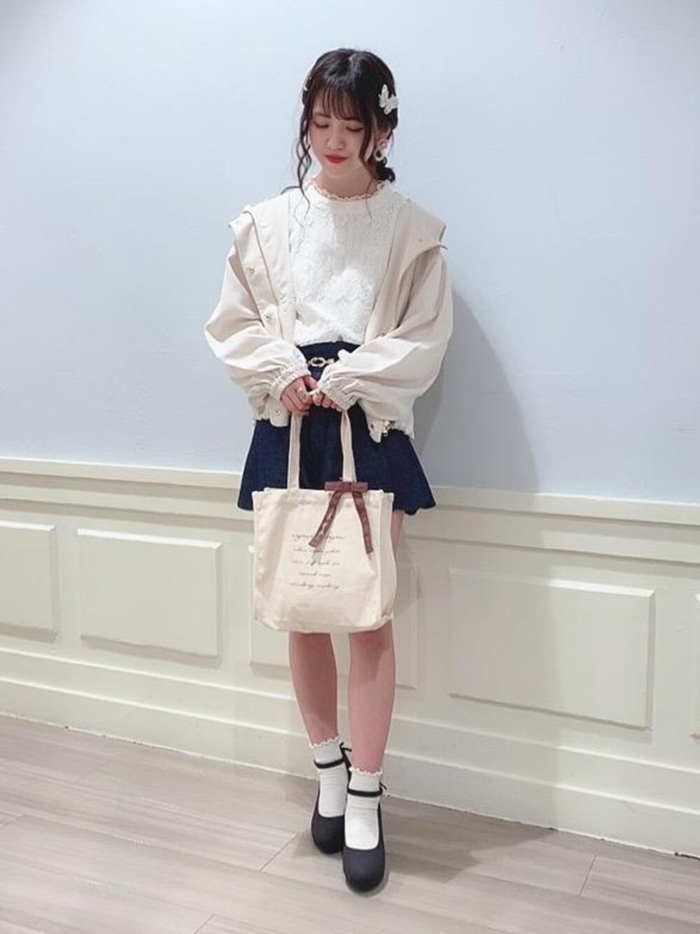 「デニム、ショートパンツ、フェミニン、MAJESTIC LEGON、春コーデ、スカラップ、マジェスティックレゴン、ショートアウター」｜「MAJESTIC LEGONのポヨン袖ショートブルゾン（ブルゾン、ホワイト系）」を使った、マジェスティックレゴンアミュプラザ鹿児島店スタッフさん（レディース・162cm）の春コーディネートの1枚目の写真