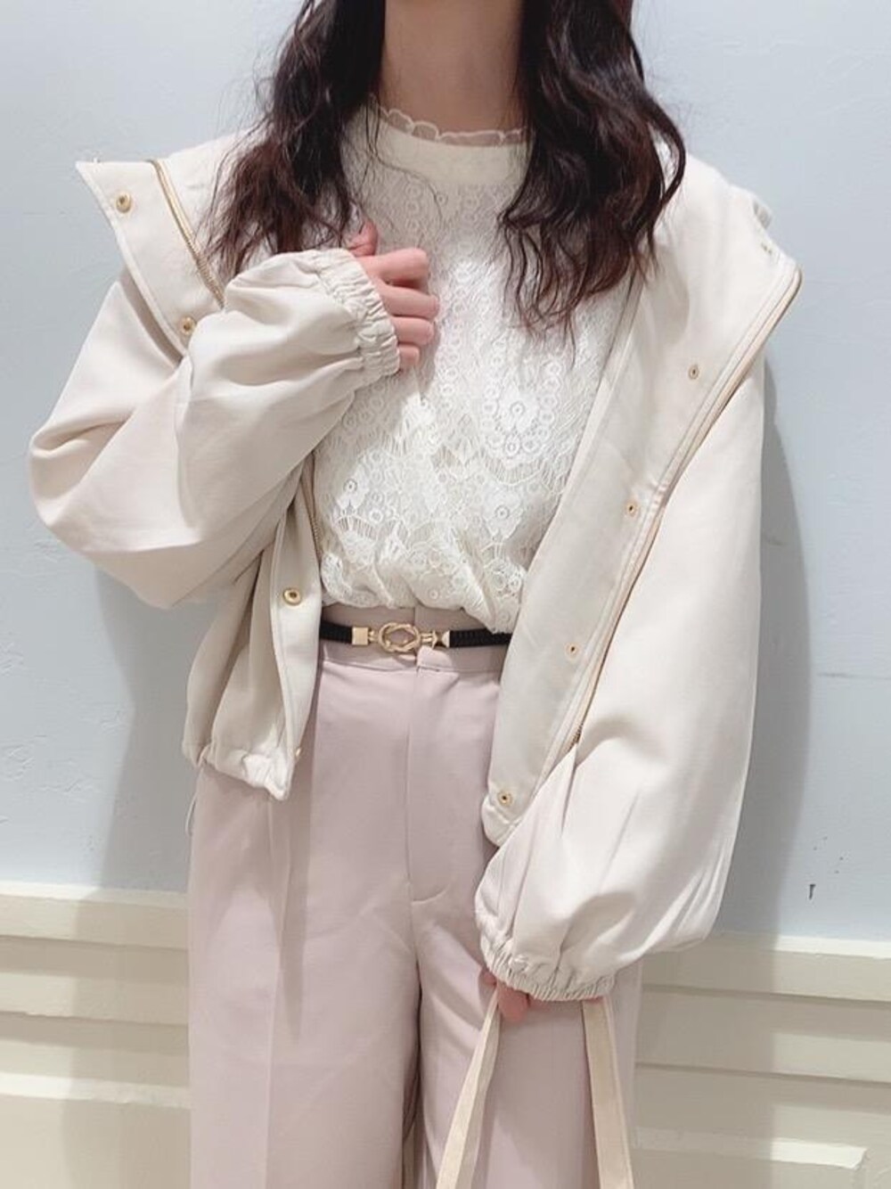 「トートバッグ、大人コーデ、MAJESTIC LEGON、春夏コーデ、パンツコーデ、マジェスティックレゴン、キレイめコーデ、センタープレスパンツ」｜「MAJESTIC LEGONのポヨン袖ショートブルゾン（ブルゾン、ホワイト系）」を使った、マジェスティックレゴンアミュプラザ鹿児島店スタッフさん（レディース・162cm）の春コーディネートの1枚目の写真