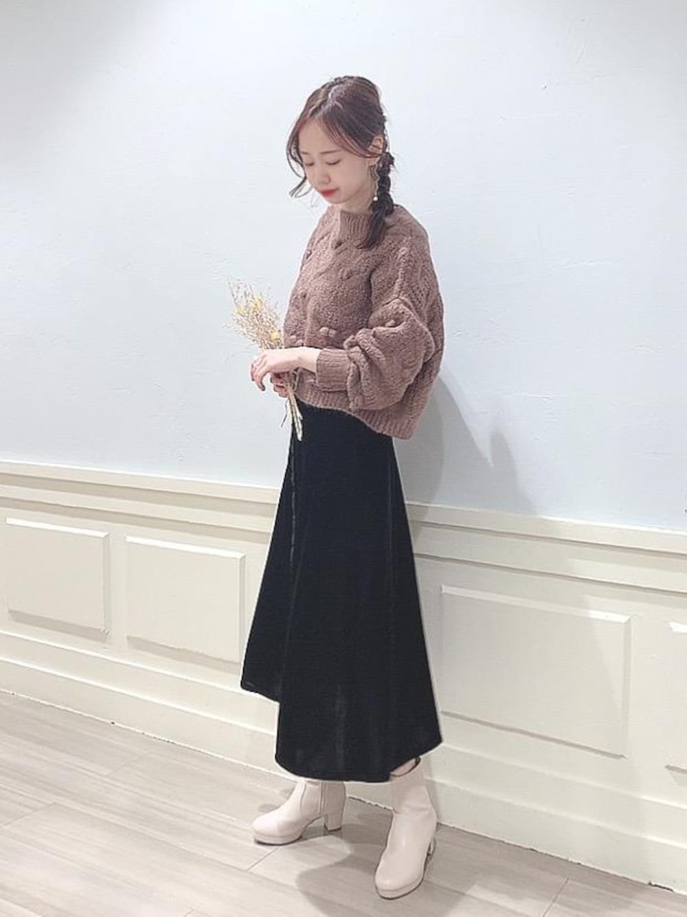 「ニット、ワンピース、ベロア、MAJESTIC LEGON、マジェスティックレゴン、ポンポンニット、ストレッチブーツ、ブラウンニット、大人っぽ」｜「MAJESTIC LEGONのストレッチブーツ（ブーツ、ホワイト系）」を使った、マジェスティックレゴンアミュプラザ鹿児島店スタッフさん（レディース・165cm）の秋コーディネートの1枚目の写真