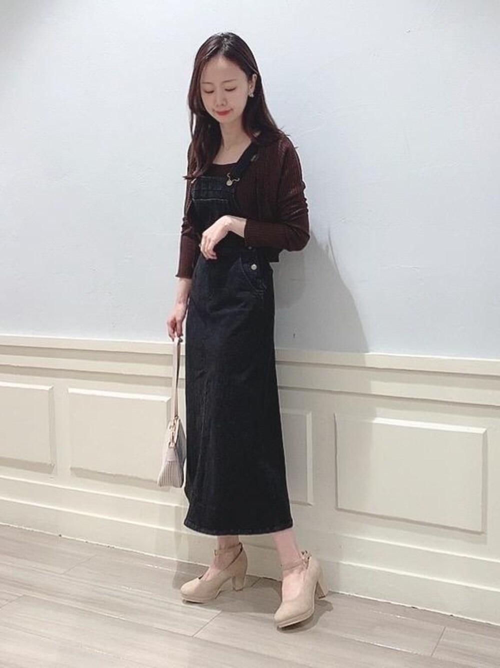 「カーディガン、デート、ガーリー、ジャンパースカート、MAJESTIC LEGON、マジェスティックレゴン、モテ、オトナカワイイ、カワイイ、でにむ」｜「MAJESTIC LEGONのクリーミーフカフカパンプス（パンプス、ベージュ系）」を使った、マジェスティックレゴンアミュプラザ鹿児島店スタッフさん（レディース・165cm）の秋コーディネートの1枚目の写真