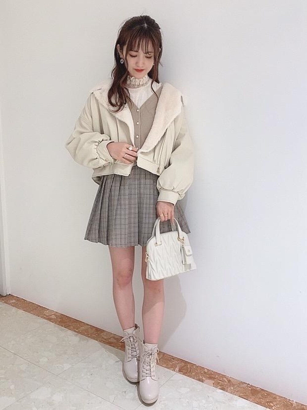 「ライダース、MAJESTIC LEGON、マジェスティックレゴン、淡色コーデ、淡色、高身長、オトナカワイイ、骨格ウェーブ、カワイイ」｜「MAJESTIC LEGONの♯リップポーチ付上品バッグ（ショルダーバッグ、ホワイト系）」を使った、マジェスティックレゴンアミュプラザ鹿児島店スタッフさん（レディース・162cm）の秋コーディネートの1枚目の写真
