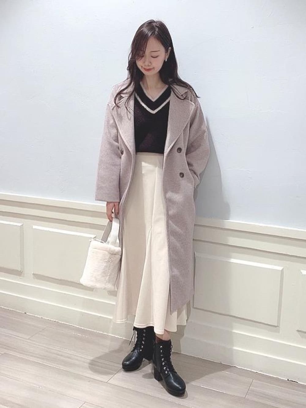 「コート、ニット、デート、MAJESTIC LEGON、マジェスティックレゴン、モテ、オトナカワイイ、カワイイ、Ｖネック、あうたー」｜「MAJESTIC LEGONのレースアップレディブーツ（ブーツ、ブラック系）」を使った、マジェスティックレゴンアミュプラザ鹿児島店スタッフさん（レディース・165cm）の冬コーディネートの1枚目の写真