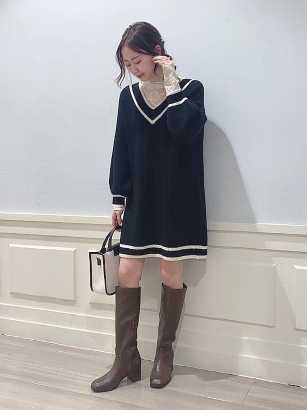 「ワンピース、ニットワンピース、デート、MAJESTIC LEGON、ミニワンピース、マジェスティックレゴン、モテ、カワイイ、Ｖネック、ロングブーツ👢」｜「MAJESTIC LEGONの美脚ロングブーツ（ブーツ、ブラウン系）」を使った、マジェスティックレゴンアミュプラザ鹿児島店スタッフさん（レディース・165cm）の冬コーディネートの1枚目の写真