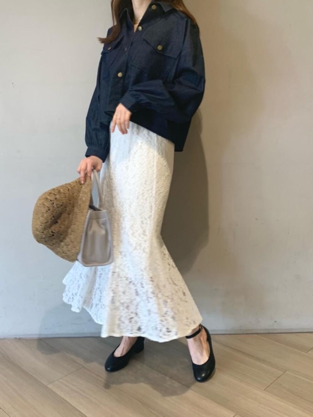 「パンプス、レース、デニムシャツ、デート、マーメイドスカート、MAJESTIC LEGON、マジェスティックレゴン、オトナカワイイ、でにむ、しゃつ」｜「MAJESTIC LEGONのリボンsetバレエパンプス（パンプス、ブラック系）」を使った、マジェスティックレゴンアミュプラザ鹿児島店スタッフさん（レディース・165cm）の春コーディネートの1枚目の写真