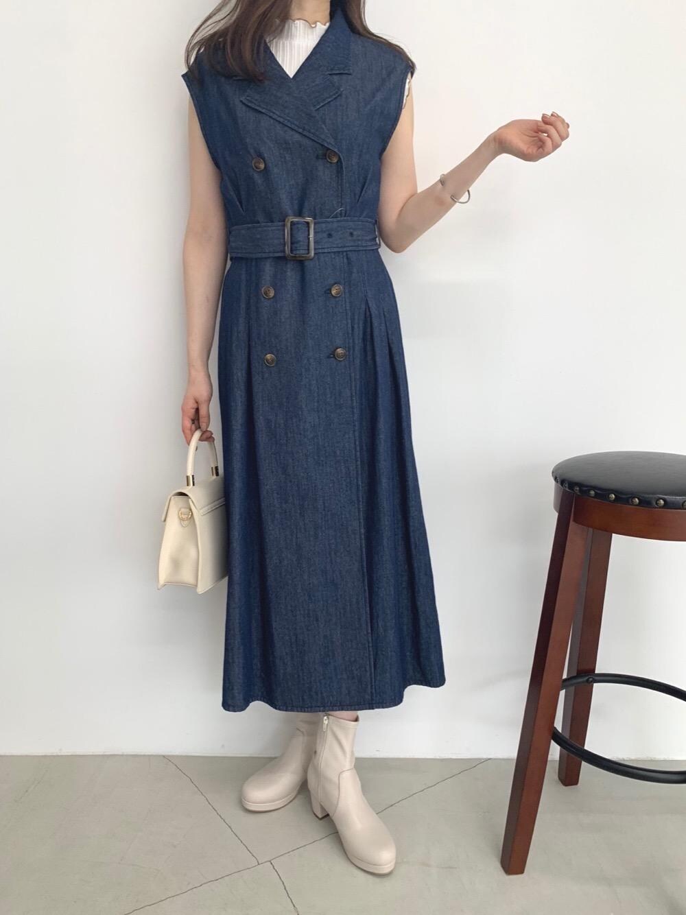 「ハイネック、デート、MAJESTIC LEGON、マジェスティックレゴン、モテ、オトナカワイイ、でにむ、ぶーつ、ワンピース 、わんぴ」｜「MAJESTIC LEGONのダブルボタンレディワンピ（ワンピース、ブルー系）」を使った、マジェスティックレゴンアミュプラザ鹿児島店スタッフさん（レディース・165cm）の夏コーディネートの1枚目の写真