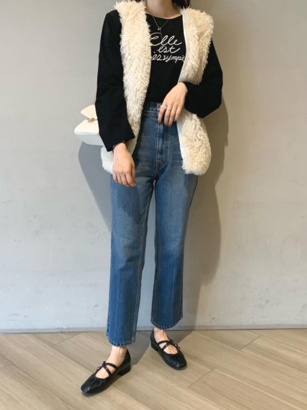 「カジュアル、大人カジュアル、ファーベスト、MAJESTIC LEGON、マジェスティックレゴン、大人ファッション、でにむ、べすと、パンツこーで、Ｔシャツ」｜「MAJESTIC LEGONのダブルストラップパンプス（パンプス、ブラック系）」を使った、マジェスティックレゴンアミュプラザ鹿児島店スタッフさん（レディース・165cm）の夏コーディネートの1枚目の写真
