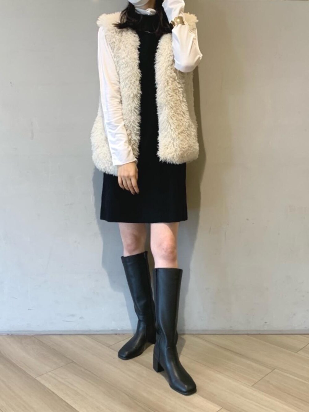 「デート、フェミニン、MAJESTIC LEGON、モノトーンコーデ、ミニワンピ、マジェスティックレゴン、ロングブーツ👢、わんぴ、ふぁー、ファーべスト」｜「MAJESTIC LEGONのZIP美脚ロングブーツ（ブーツ、ブラック系）」を使った、マジェスティックレゴンアミュプラザ鹿児島店スタッフさん（レディース・165cm）の秋コーディネートの1枚目の写真