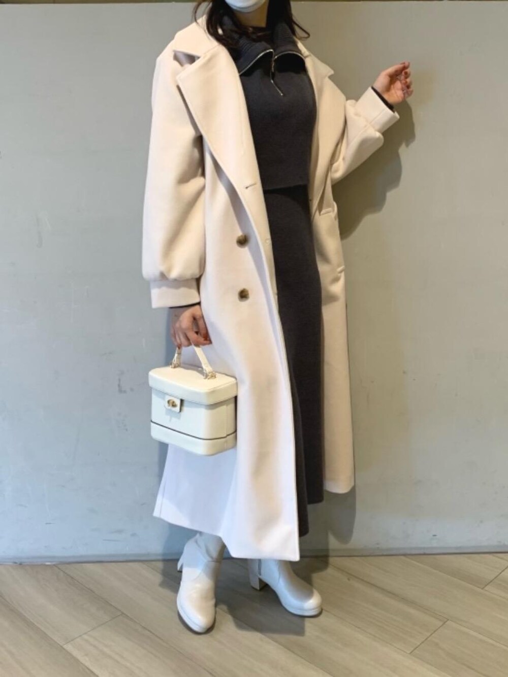 「チェスターコート、ホワイト、大人カジュアル、デート、MAJESTIC LEGON、マジェスティックレゴン、大人ファッション、あうたー、わんぴ、こーと」｜「MAJESTIC LEGONのRETROバニティバッグ（ハンドバッグ、ホワイト系）」を使った、マジェスティックレゴンアミュプラザ鹿児島店スタッフさん（レディース・165cm）の秋コーディネートの1枚目の写真