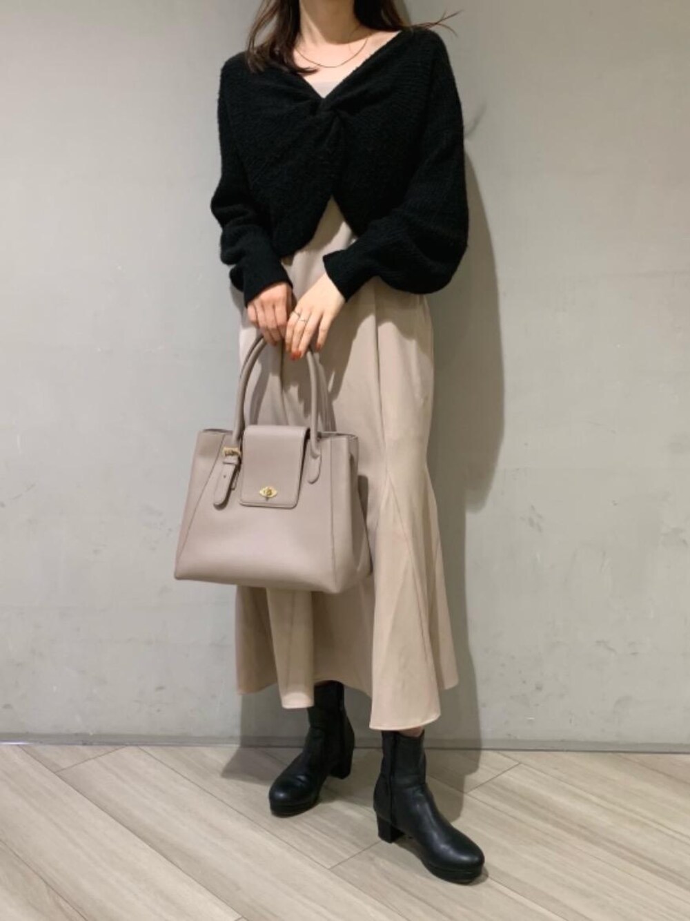 「ニット、デート、MAJESTIC LEGON、キャミワンピ、マジェスティックレゴン、キャミワンピース、大人ファッション、ワンピース 、れいやーど、わんぴ」｜「MAJESTIC LEGONのルーズクロスニット＆タンクセット（ニット/セーター、ブラック系）」を使った、マジェスティックレゴンアミュプラザ鹿児島店スタッフさん（レディース・165cm）の秋コーディネートの1枚目の写真