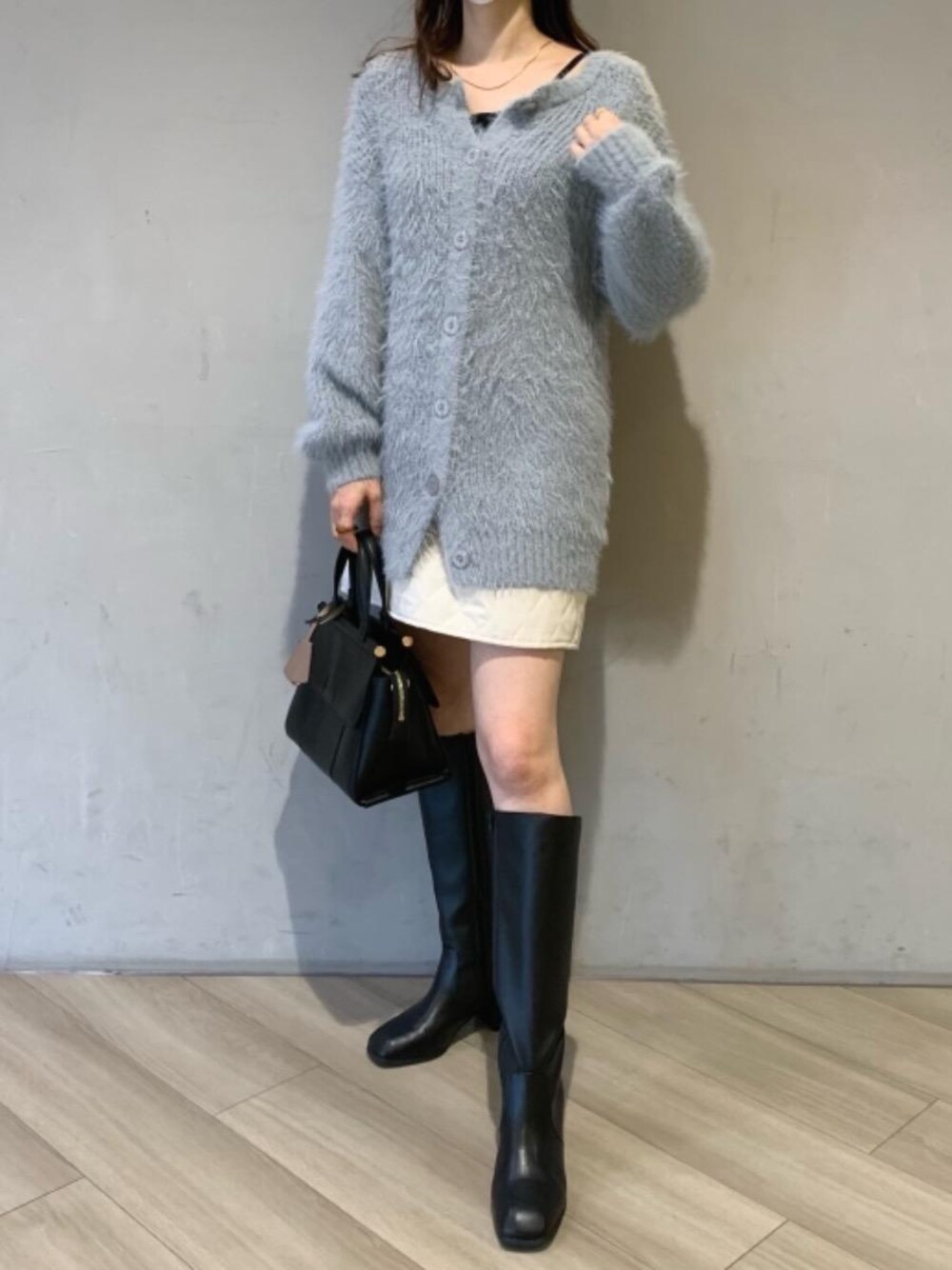 「カーディガン、大人カジュアル、デート、MAJESTIC LEGON、スカパン、マジェスティックレゴン、ミニ丈、大人ファッション、ぶるー、ロングブーツ👢」｜「MAJESTIC LEGONのZIP美脚ロングブーツ（ブーツ、ブラック系）」を使った、マジェスティックレゴンアミュプラザ鹿児島店スタッフさん（レディース・165cm）の秋コーディネートの1枚目の写真