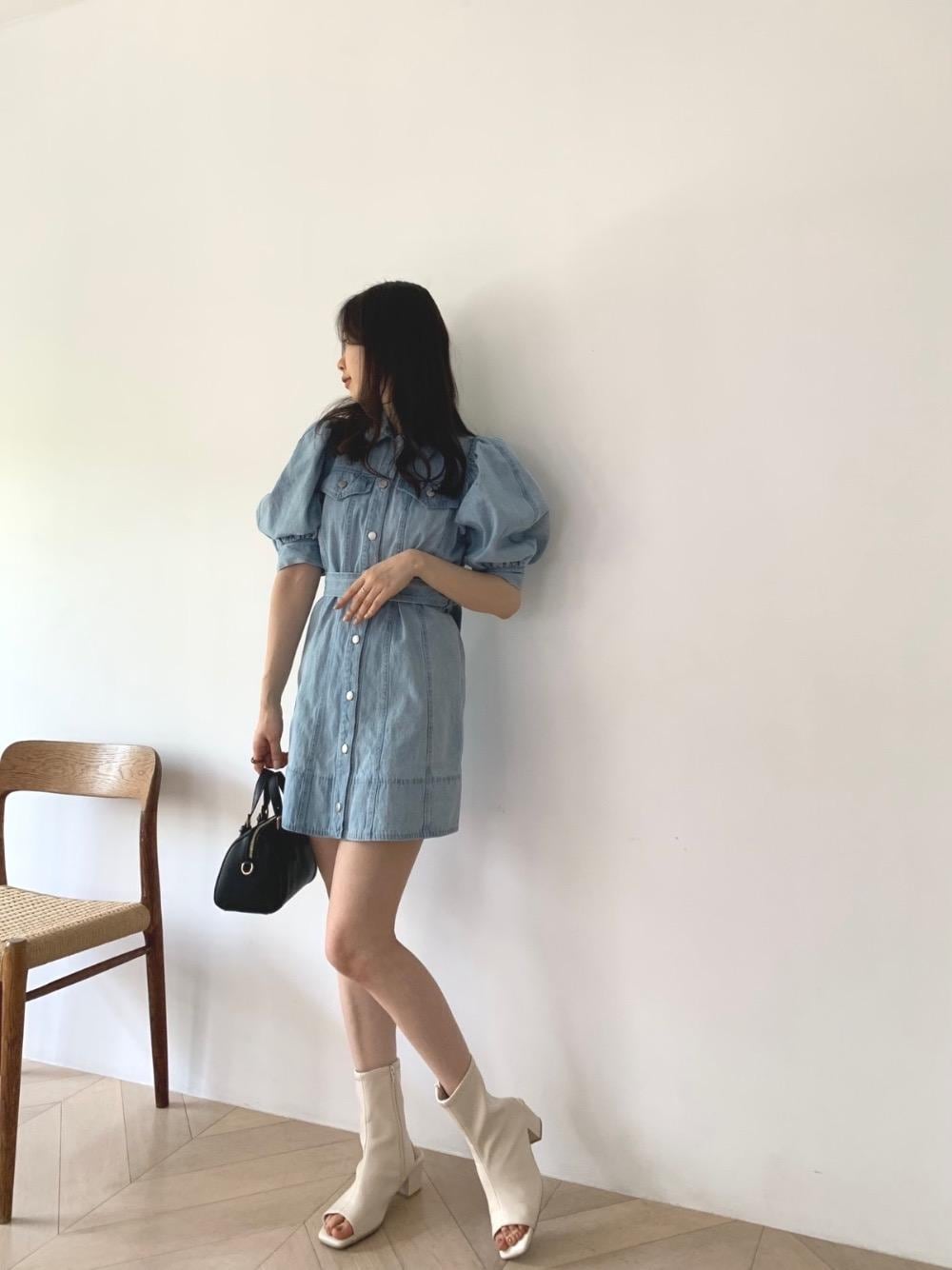 「デニムワンピ、フェミニン、ミニ、MAJESTIC LEGON、ミニワンピ、マジェスティックレゴン、骨格ナチュラル、でにむ、わんぴ」｜「MAJESTIC LEGONのベーシックミニボストンバッグ（ボストンバッグ、ブラック系）」を使った、マジェスティックレゴンアミュプラザ鹿児島店スタッフさん（レディース・165cm）の春コーディネートの1枚目の写真