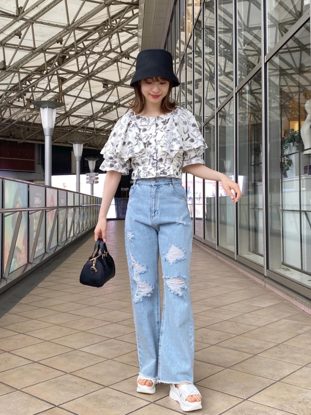 「大人カジュアル、MAJESTIC LEGON、モノトーンコーデ、マジェスティックレゴン、高身長、骨格ウェーブ、標準身長」｜「MAJESTIC LEGONのハイウエストバリエダメージデニム（デニムパンツ、ブルー系）」を使った、マジェスティックレゴンアミュプラザ鹿児島店スタッフさん（レディース・165cm）の春コーディネートの1枚目の写真