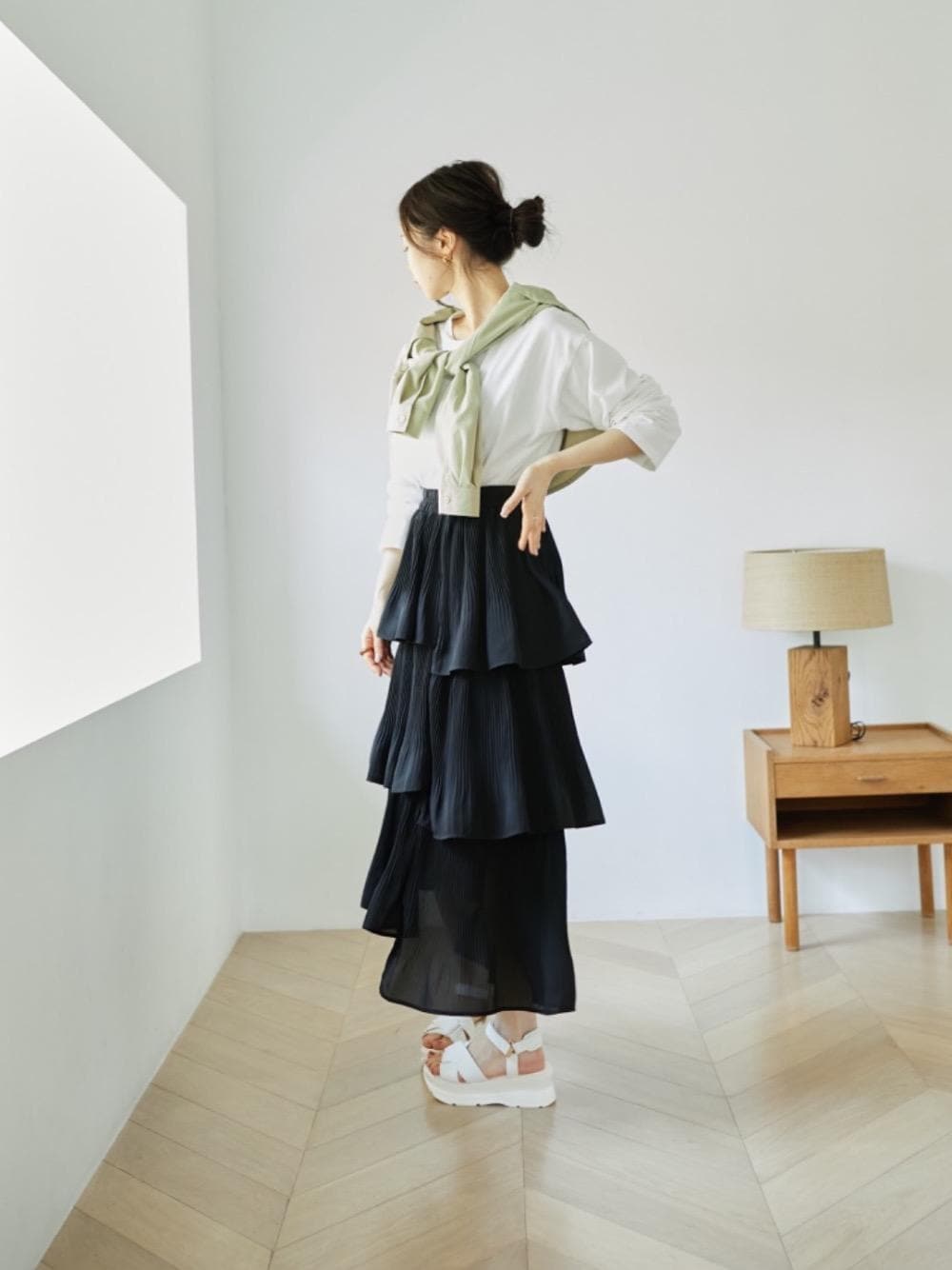 「カジュアル、大人カジュアル、MAJESTIC LEGON、モノトーンコーデ、マジェスティックレゴン、大人ファッション、スポサン、さんだる、ろんT」｜「MAJESTIC LEGONのボリューミークロススポサン（サンダル、ホワイト系）」を使った、マジェスティックレゴンアミュプラザ鹿児島店スタッフさん（レディース・165cm）の春コーディネートの1枚目の写真